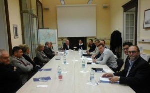 Il tavolo di lavoro della prima assemblea COSMAR (Genova, aula Ostro della Accademia Marina Mercantile, 9 gennaio 2016)