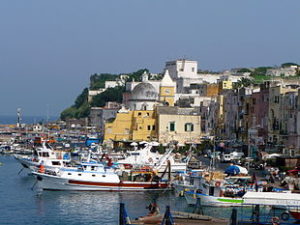 Piazzetta_di_Procida_dal_traghetto